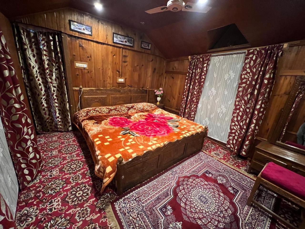 Готель Houseboat Wild Rose Срінагар Екстер'єр фото
