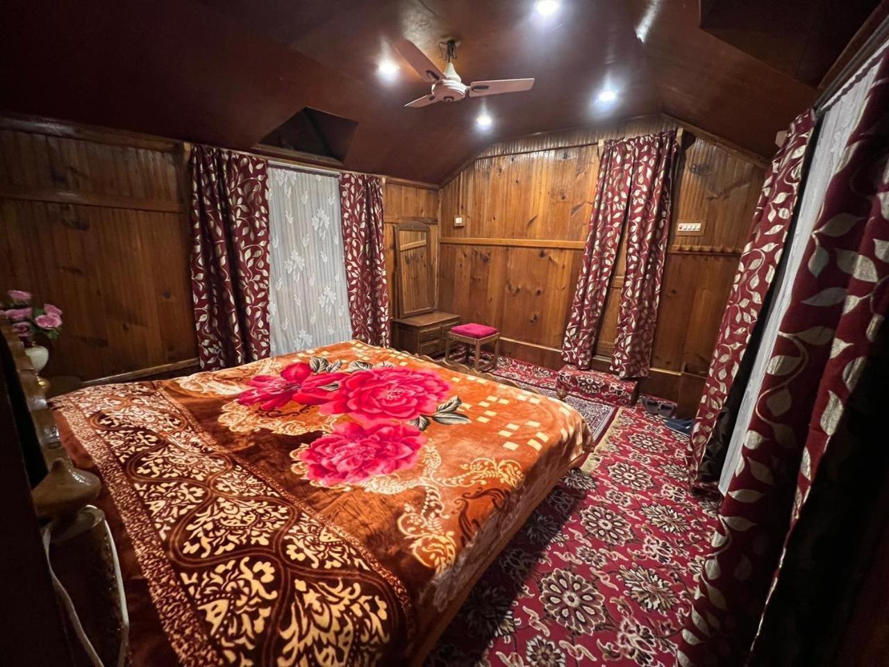 Готель Houseboat Wild Rose Срінагар Екстер'єр фото