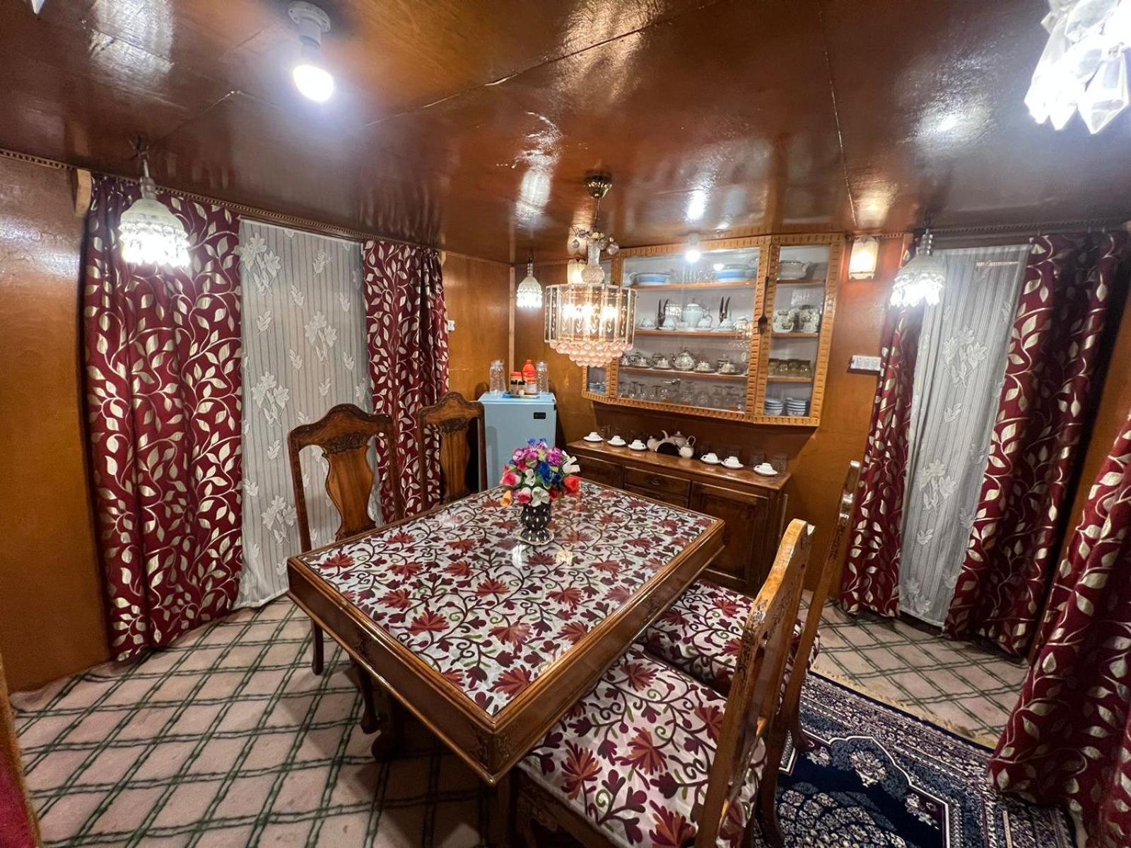 Готель Houseboat Wild Rose Срінагар Екстер'єр фото