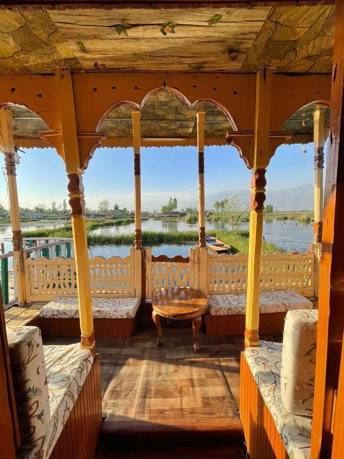 Готель Houseboat Wild Rose Срінагар Екстер'єр фото